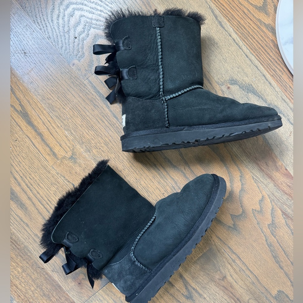 UGG| Black Short Bailey Bow Uggs - Picture 2 of 6